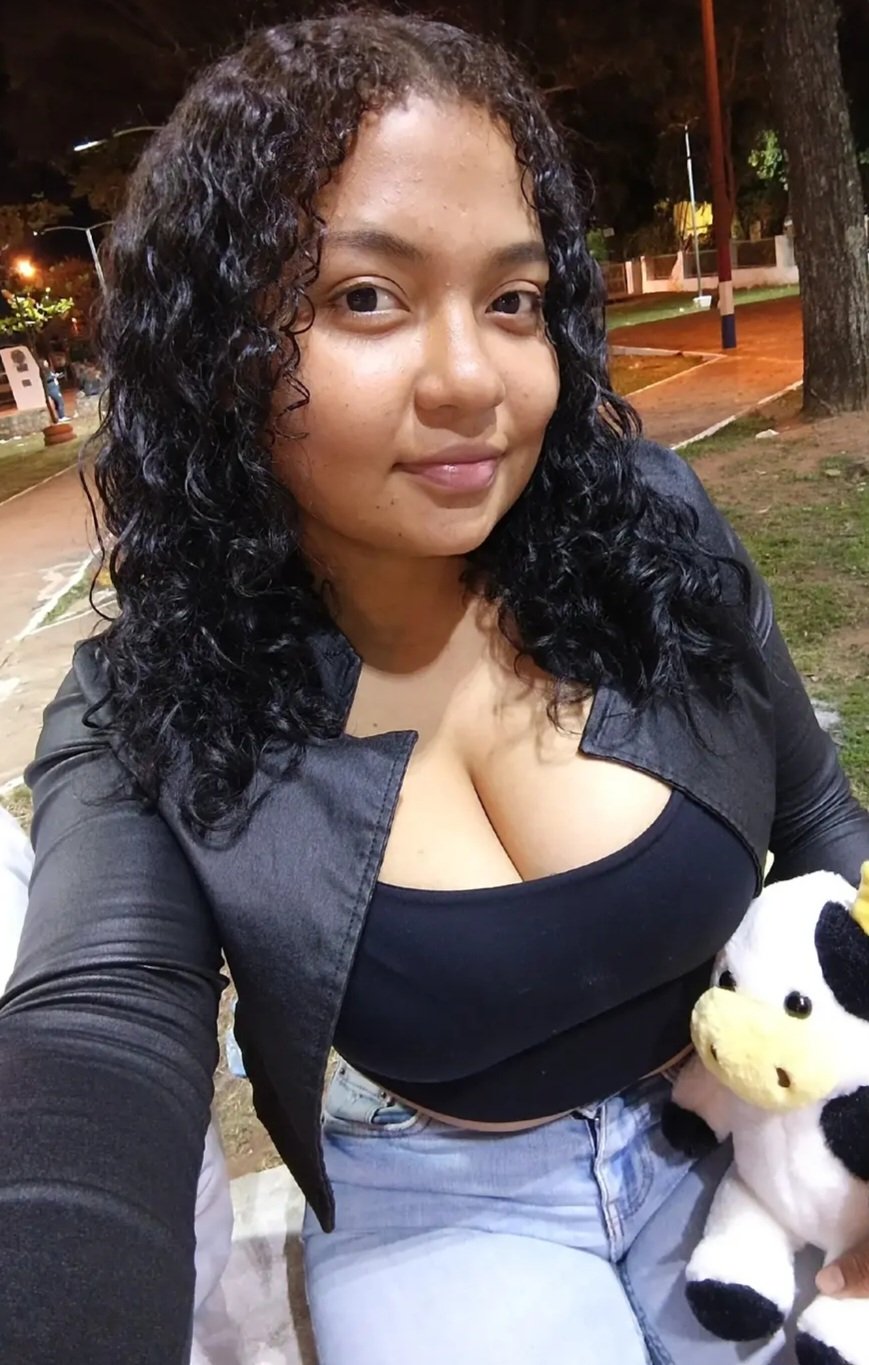 Hermosa morena chichona 😋🔥🔥🔥 #Pn4iiytW